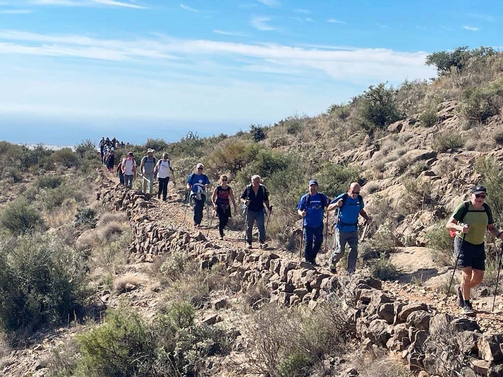 El AMD Almuñécar lleva a medio centenar de senderistas por la Sierra de Gádor de Almería
